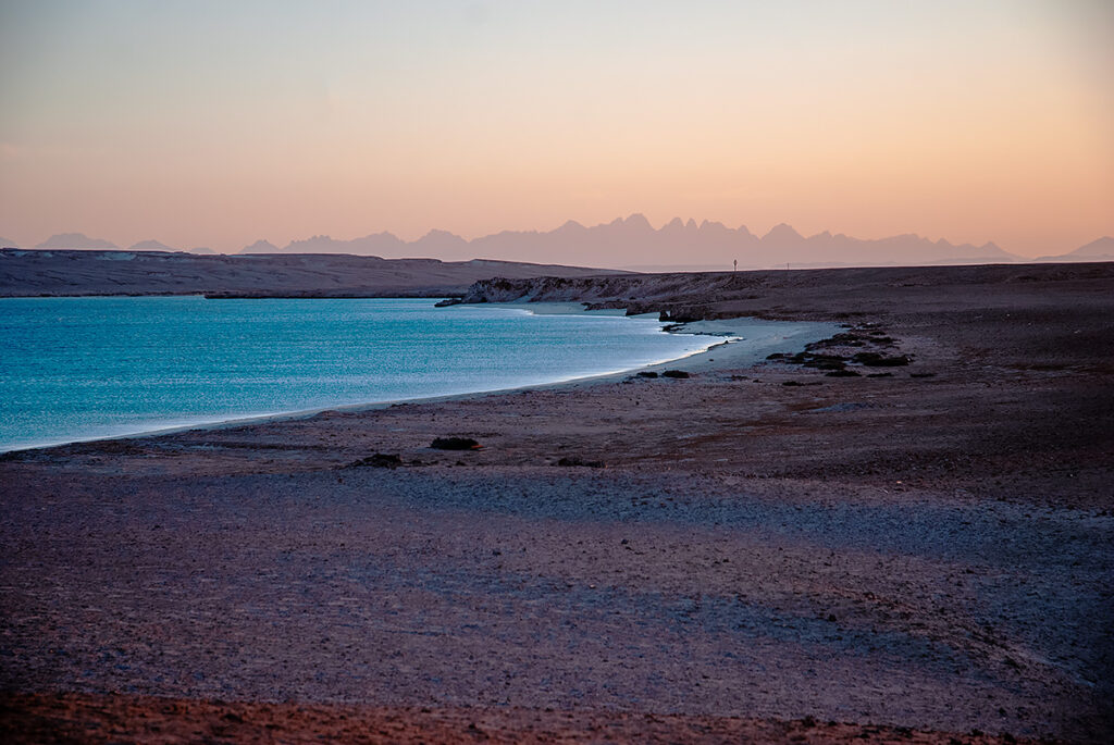 A picture of Egyptian desert next to the red sea